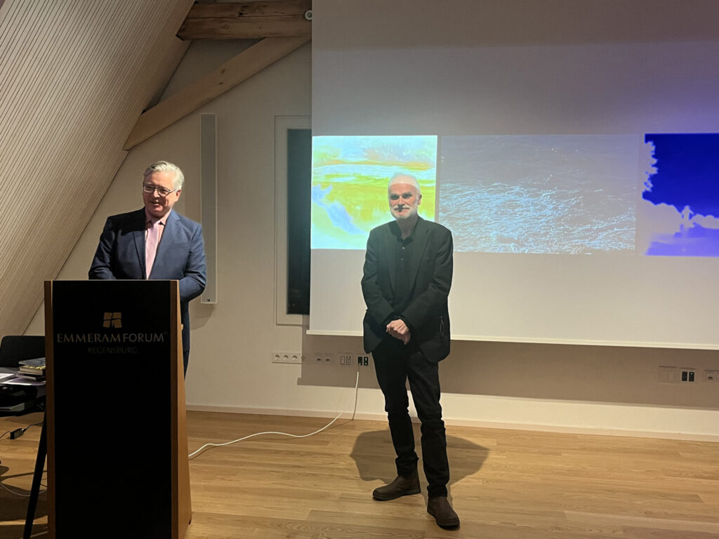 Sigmund Bonk | Werner Fritsch 07.11.25Was wir sahen und erlebten, waren weder ein Autor und Filmemacher unter andern noch ein Film wie viele andere. Werner Fritsch gehört zu den bekanntesten und meistgeachtetsten deutschen Autoren der Gegenwart. Gleich seine erste Buchpublikation „Cherubim“ (Suhrkamp Frankfurt 1987) sorgte für einiges Aufsehen in der literarischen Welt. Seine Themen und seine Sprache sind einfach unverwechselbar. Fritsch schrieb Romane, Erzählungen, Dramen, Hörspiele, übersetzte Gedichte – und er macht Filme, die sich durch ihre Experimentierfreude und Intensität auszeichnen und dabei ihres gleichen suchen (ohne es freilich zu finden…). Faust - Magier und großer Suchender Der Titel des „Filmgedichts“ (W. Fritsch) „Faust. Sonnengesang“ spielt an den großen Suchenden und Magier der Renaissancezeit an, der u. a. Goethe, Nikolaus Lenau und Wladimir Odojewski fasziniert und jeweils zu großen Werken inspiriert hat. Dr. Faust will, so wurde auch in der Neuversion des Fauststoffes deutlich, dem Urrätsel, der Antwort auf Frage nach dem, „was die Welt im Innersten zusammenhält“, auf die Spur kommen. Fausts Methode ist neben der Magie die Einfühlung in die Natur und das Vertrauen auf die dichterische Hellsichtigkeit und Inspiration. Aber neben dem Drang zu wissen ist es die brennende Sehnsucht, zumindest einmal rundum glücklich zu sein. Zentral für Goethes Faust ist die folgende Aussage, die dieser an Mephisto richtet: „Werd' ich zum Augenblicke sagen: Verweile doch! du bist so schön! Dann magst du mich in Fesseln schlagen, dann will ich gern zugrunde gehn!“ Nicht in alle Ewigkeit mit den himmlischen Heerscharen vollkommenes Glück in der Gegenwart Gottes zu erleben, wie es das Christentum versprochen hat und noch immer verspricht – das ist Faust irgendwie zu viel, zu nebulös und zu wenig vorstellbar –, sondern hier auf Erden, im Diesseits, (zumindest) einmal restlos glücklich sein, das genügt ihm und dafür war er sogar bereit, seine Seele dem Teufel zu verkaufen. Dieser kam im Film nicht vor. Aber auch Fritschs Faust zieht los. In Goethes Original folgen auf den Osterspaziergang Auerbachs Keller, Wald und Höhe, Marthens Garten, Wald und Höhe, die Walpurgisnacht auf dem Brocken und Gretchens Zelle im Kerker. Den Faust im gesehenen Film, den der Autor und Regisseur selbst spielt, treibt es gleich um die ganze Weltkugel herum… (Fritsch hat jetzt bereits 15 Jahre lang an diesem Werk gearbeitet und gedreht.) Faust - ein Greiforgan Das Wort „Faust“ ist nicht nur ein symbolträchtiger Name, sondern auch ein Begriff aus der Alltagswelt, mit dem das Greiforgan bezeichnet wird – hier ist es eine solche, die sich öffnet: jeder Finger entspricht einem der fünf Kontinente. Zwei davon haben wir letzten Freitag zu sehen bekommen: Europa und Amerika. Im Gegensatz zur herrschenden Kultur der Trennung und Spaltung, versucht das opulente Filmkunstwerk zum einen das in der Tiefe liegende Verbindende zwischen den Menschen und Kulturen zu zeigen; zum anderen, komplementär dazu, werden mit gleicher Intensität die Vielfalt und Fülle der vielen Kulturen betont – als Gegenentwurf zur faktisch sich vollziehenden Globalisierung: Statt fremde Kulturen in ein langweilig-monotones „global village“ mit dem zweifelhaften Charme urbaner US-amerikanischer Siedlungsgebiete aufzulösen, ruft das viel bestaunte Filmgedicht die jeweils Kontinent-spezifischen, ja ureigenen Bilder herauf, die im Kopf des Zuschauers ein vom Bisherigen stark abweichendes Bild der „Weltgegenden“ kreieren. Sonne und Tod Wohin der neue Faust auch immer reist, in welche Kultur er auch immer eintaucht, welchen Urphänomenen menschlichen Lebens er auch nachspürt, zwei davon bleiben konstant, „schweben“ über allem: die Sonne und der Tod. Wie vor ihm der Pharao Echnaton, aber auch der heilige Franz von Assisi die Sonne hymnisch besungen haben, so nun auch Fritsch in einem insgesamt 24 Stunden dauern werdenden (es ist die Dauer eines Sonnenlaufs) Filmgedicht (15 Stunden liegen bereits vor). Das biblische Wort, es lasse der Herr seine Sonne gleichermaßen über Gerechte und Ungerechte scheinen, findet hier dahingehend seine Abwandlung: Die Sonne scheint über alle Menschen aller Kulturen, ausnahmslos jedem spendet sie Wärme und Licht. Aber da ist immer auch die andere Seite, das Dunkel und das dem Menschen dunkelste Dunkel, der Tod, der je eigene Tod. Man weiß von ihm, dass man ihm nicht entgehen kann… Entsprechend beginnt die Filmreihe mit einem schweren Autounfall, die Faust an die Grenze des eigenen Todes führt. (Fritsch selbst, seine Familie war auch im Fahrzeug, hat dieses Entsetzliche einst selbst durchmachen müssen.) Damit wurde gewissermaßen ein Moll-Vorzeichen gesetzt. Bei dem zwischen Tod und Leben schwebenden Dichter und Sucher verwischen sich die Grenzen zwischen Sein und Nichtsein, Samsara und Nirvana, Himmel und Erde, Innen und Außen. Das eigene Leben zieht wie ein Film an ihm vorüber, der den Autor immer wieder selbst zeigt, gelegentlich auch Bae Suah, die geliebte Gefährtin. (Die in ihrer südkoreanischen Heimat und darüber hinaus gefeierte Romanautorin ist ebenfalls im Emmeramsaal anwesend gewesen.) Kurzum: ein ganz besonderer Abend und ein überaus packendes Filmgedicht, das sehr zu Recht mit anhaltendem Applaus bedacht worden ist! PS: Bald schon, am 21. November, wird Werner Fritsch im Theater Regensburg der Preis der Deutschen Schallplattenkritik verliehen, umrahmt von einer Lesung seiner Texte durch bewährte Schauspieler des Hauses. Bitte vormerken! Prof. Dr. Sigmund Bonk©Elisabeth Rieger