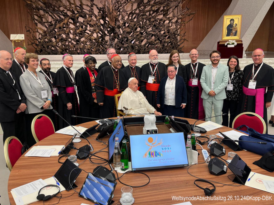Abschluss-Plenarsitzung (26. Oktober 2024) der zweiten Sitzung der Weltsynode im Vatikan – XVI. Ordentliche Generalversammlung der Bischofssynode: Synodenaula ©Matthias Kopp Deutsche Bischofskonferenz